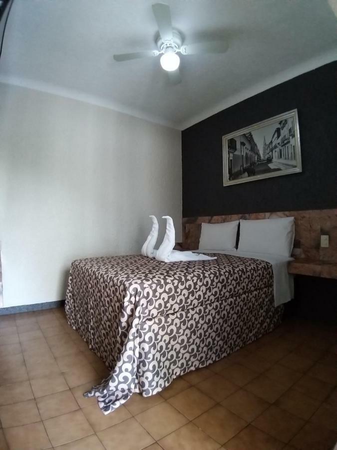 Hotel Aguila Гвадалахара Экстерьер фото