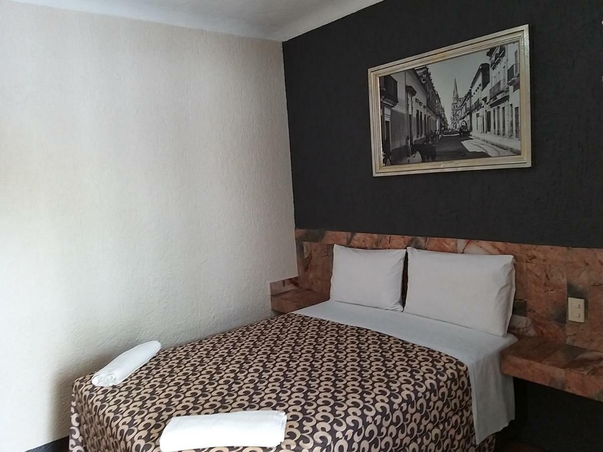 Hotel Aguila Гвадалахара Экстерьер фото